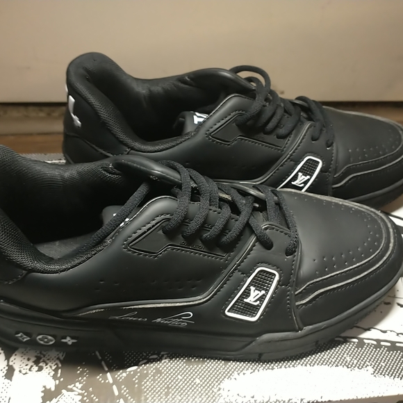 Louis Vuitton Black Sneakers Low-Top Minimalist Design - Picture 4 of 7
